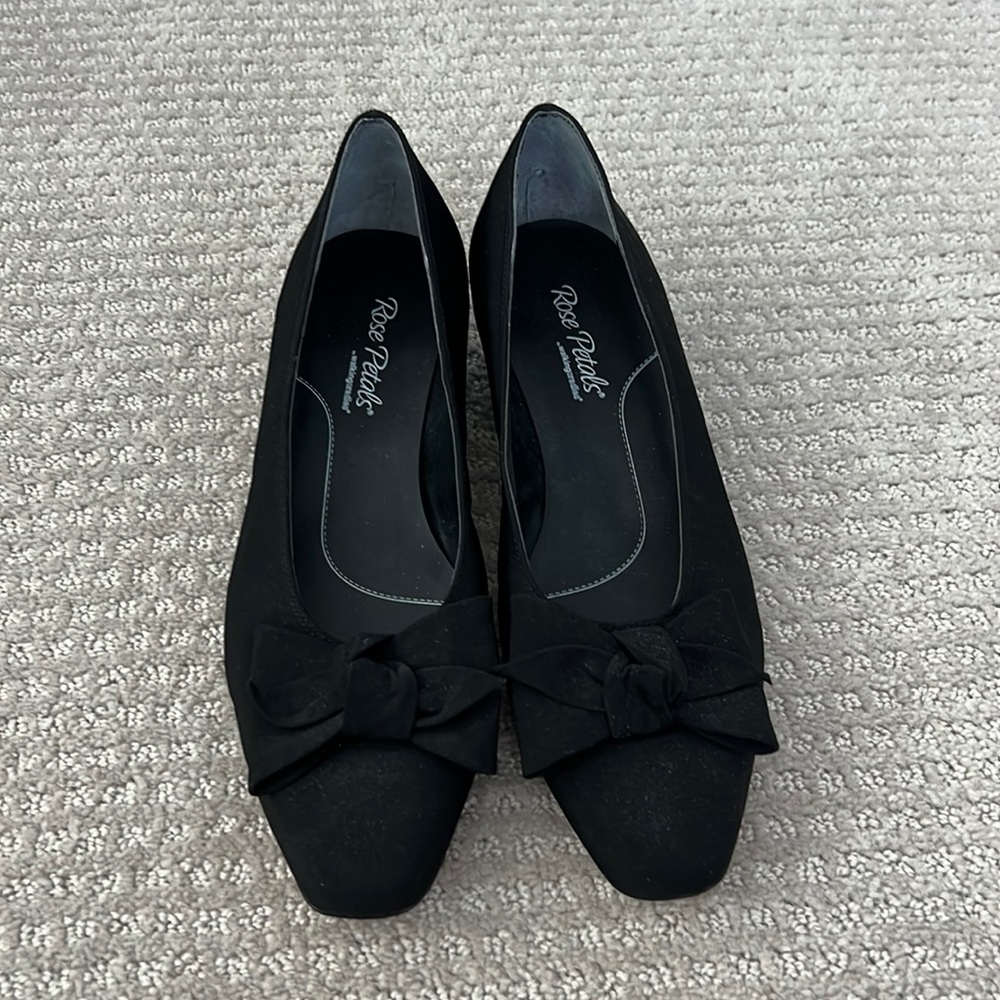 Black women’s dress heel.  Size 9 M.  Kitten heel.